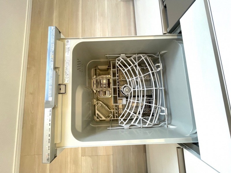 【キッチン:食洗機】リンナイのビルトイン食器洗浄乾燥機が設置されており、ラクな姿勢で操作ができる上部に操作ボタンを設置した「オールトップコントロール」と、洗いにくい両端のコップも綺麗に洗浄できる円弧状にした「サークルラック」など食器のセットがしやすい構造です。排気もやさしい温度で、乾燥ファンのみで運転する「からっとキープ」機能で、余熱を利用し隅々まで食器乾燥させ、水槽の臭いなども抑えます。