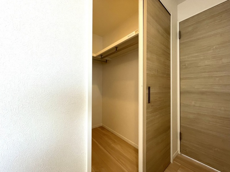 【洋室:約7.1帖】お部屋の出入口近くに、ウォークインクローゼットを備えています。
