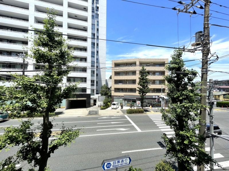 【洋室1からの眺望】眼下は目黒通りで、前面の建物までは距離があり、圧迫感もなく、開けています。向こう側には、セブンイレブンがあり、至近でちょっとしたお買い物に便利です。