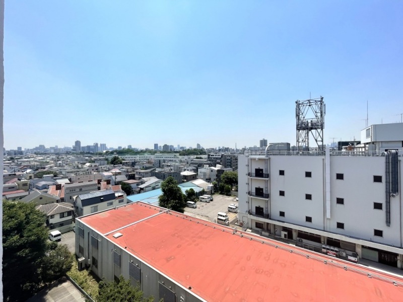 【バルコニーからの眺望】眼前には、視線を遮るような高い建物は無く、開けた眺望です。小石川植物園のグリーンや遠くの都心部のビル群までも望めます。