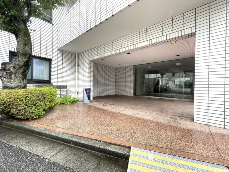 【エントランス】道路突き当りの横に位置するため、住人や関係者しか行き来しない場所にエントランスがあります。