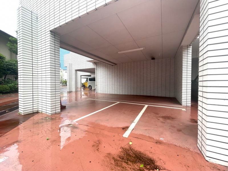 【駐車場】乗り降りや入出庫しやすい敷地内のビルトイン平置き駐車場で、天候による汚れや日焼けなどから大切なお車を守ります。