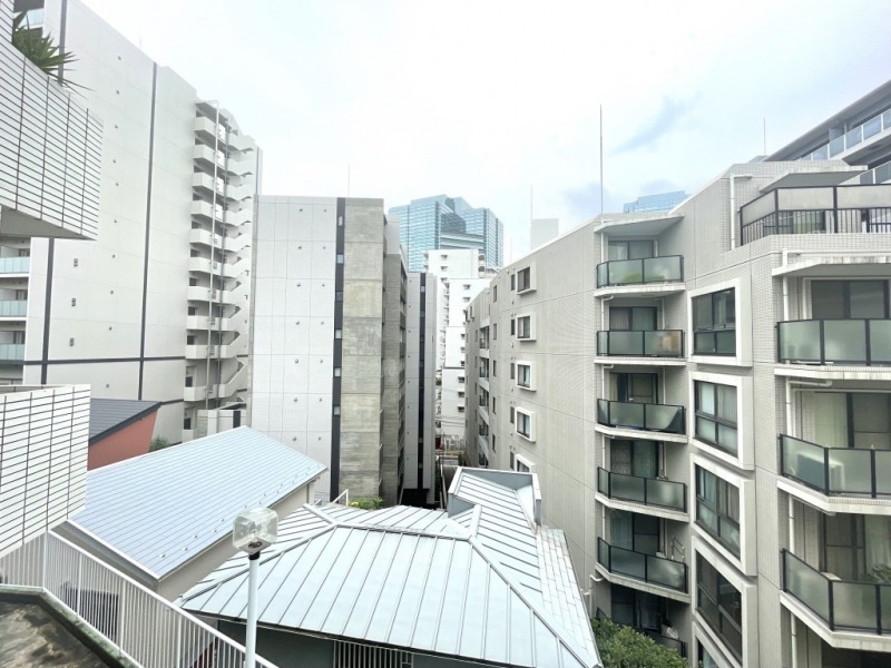 【住戸からの眺望】眼下は戸建てが多いので、圧迫感がなく開放感もあり、空も仰げます。