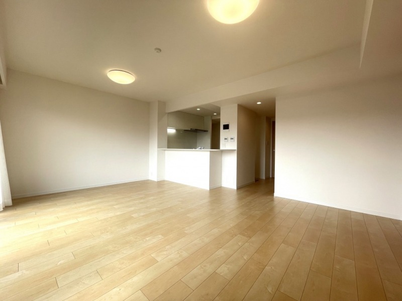 【LD:約13.7帖】ホワイトを基調とした内装に、人気幅広フローリングや建具で、ナチュラルモダンな雰囲気のリビングダイニングとなっています。