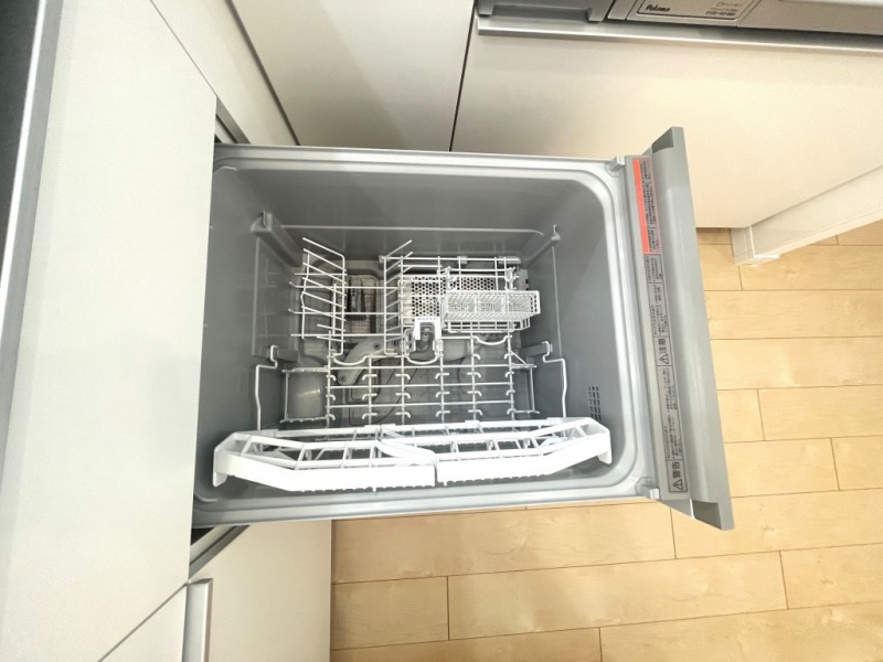 【キッチン:食洗機】パナソニック製ビルトイン食器洗い乾燥機を備えています。洗うと同時にしっかり除菌が可能なストリーム除菌洗浄機能、3Dプラットアームノズルも搭載され、しっかり洗浄、除菌ができます。またAIエコナビも搭載されていて、節水と省エネを自動最適化します。食器の汚れの量をセンサーで検知し、室温に合わせ乾燥時間やすすぎの回数、加熱量を抑えて運転し、人の体温とほぼ同じ約35℃の低温排気を実現しています。