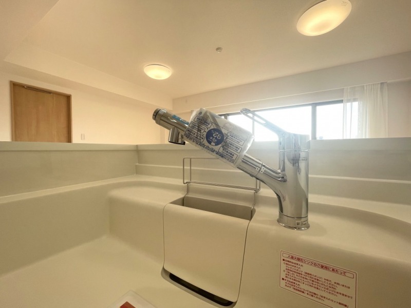 【キッチン:水栓】INAX製のオールインワン浄水栓が採用されています。浄水器内蔵タイプなので、シンク周りもすっきりしています。ダイヤル切替でシャワーと整流、プッシュ切替で浄水と原水の4種類の吐水ができます。簡単操作で浄水シャワーでの野菜洗いも楽々です。