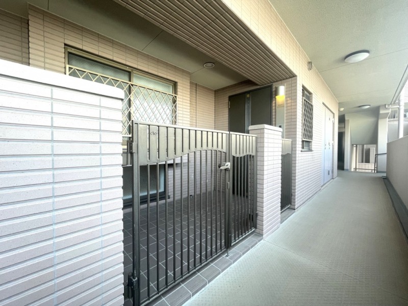 【共用部玄関】玄関ポーチが設置され門扉もあり、玄関ドアまでワンクッション置くことによって、プライバシーを守ることができるだけでなく、玄関ドア前を他の住人などが通行することも無いので、独立性や防犯性も高まります。