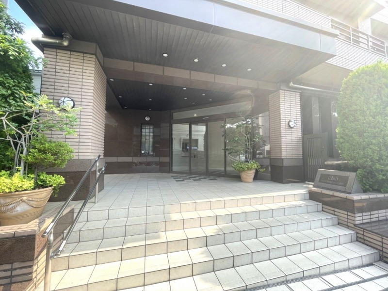 【エントランス】マンション北東角に重厚で高級感のあるエントランスが位置します。エントランスにはオートロックを備え、セキュリティー面に配慮されており、不審者や不要なセールスを防ぎます。