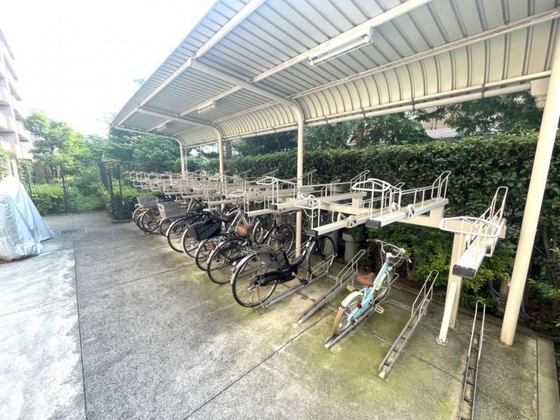 【駐輪場】敷地内にあるラック式の屋根付き駐輪場は、天候による汚れや日焼けによる劣化などから自転車を守ります。