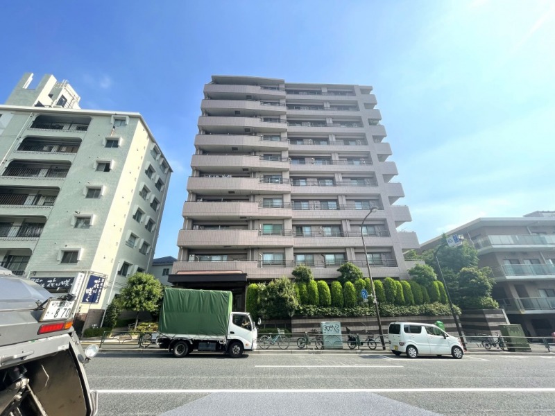 【外観】大久保通り沿いに建つ、ブラウンタイル張りの堂々とした外観です。2001年5月築、奥村組施工、明和地所旧分譲の地上11階建、総戸数82戸のマンションです。国立国際医療研究センターも近くにあり、いざというときにも安心です。戸山公園も近く、都心ながら緑も身近な住環境です。