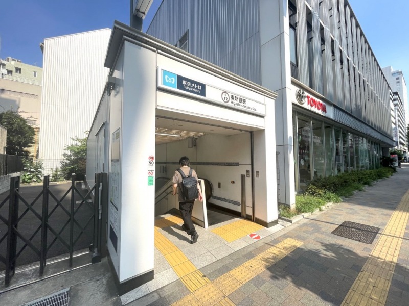 【東新宿駅:徒歩8分】ターミナル駅の「新宿」駅(新宿西口)へは1駅で2分、徒歩も可能です。乗り換えなしで「池袋」駅へは約7分、「渋谷」駅へは約9分、乗り換えはありますが、「東京」駅へ約22分で移動が可能で、都心へのアクセスが抜群です。「東新宿」駅直結の「新宿イーストサイドスクエア」には、飲食店が多く入っていて、歌舞伎町や新宿ゴールデン街も徒歩圏なので、豊富なグルメや温泉施設、映画館などがあり、多種多様な過ごし方ができる街です。近隣にある「大久保地域センター」は新宿区役所出張所があり、公共的な手続にも便利です。また広大な敷地の「戸山公園」もあり、都会にいながら季節折々の自然を感じられ、お散歩やジョギングも愉しめます。周辺にはスーパーの「三徳」、「コープみらい」、「肉のハナマサ」、24時間営業の「マルエツ」などもあり、日常のお買い物にも困りません。