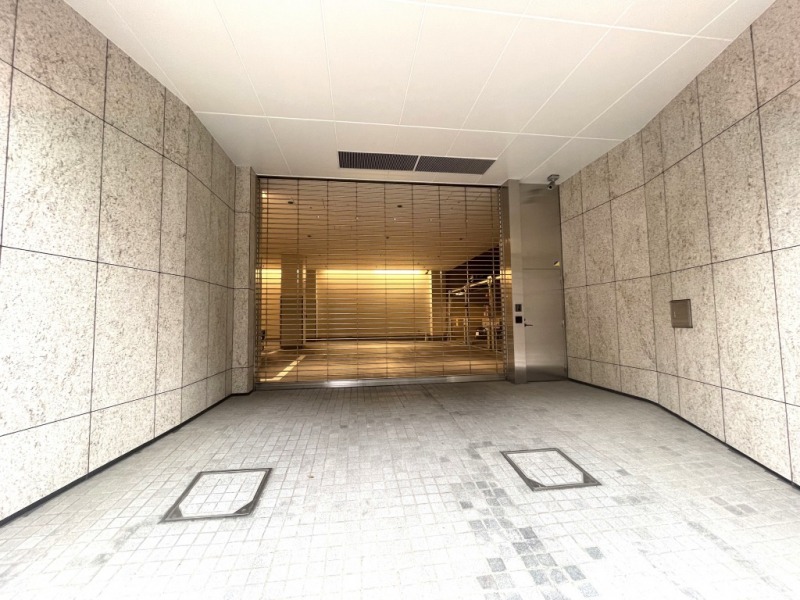 【駐車場】敷地内にある屋内駐車場はゲート付きでセキュリティーにも配慮され、雨の日も濡れずに乗り降りでき、天候による汚れや日焼けなどから大切なお車を守ります。