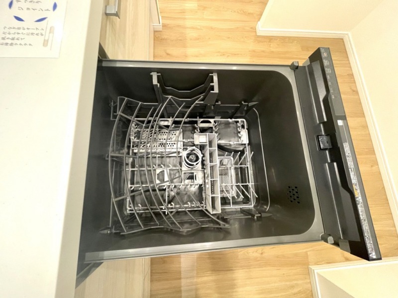 【キッチン：食洗機】クリナップのビルトインプルオープン食器洗い乾燥機が設置されています。上段のカゴが円弧状で効率良く洗浄する「サークルラック」や加熱洗浄方式の伸びるノズル噴射で隅々まで洗う「タワーウォッシャー」、水滴や水槽の臭いを軽減する「からっとキープ」、乾燥時に正面から排出される蒸気の温度を低減して排出する「ソフト排気」、万一の水のトラブルにも安心な「二重止水構造」になっています。