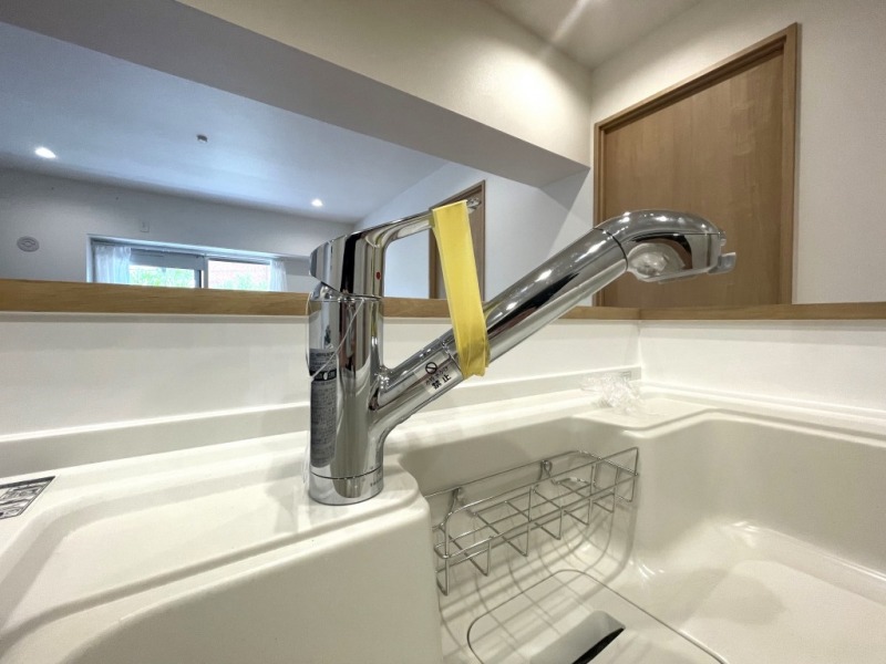 【キッチン：水栓】タカギ製の蛇口一体型浄水器、みず工房クリーンのシングルレバー混合栓が設置されています。水道水に含まれる残留塩素をしっかり除去し、ミネラルはそのままなので、食材に含まれるビタミンの分解を妨げ、お掃除専用機能「クリーンシャワー」を搭載しています。通常シャワーに比べ、約2.5倍の広がり、水の勢いが約2倍、約20％の節水効果があり、従来品より約40％の家事時短効果が期待できます。排水溝のヌメリ予防に、食洗機前の予洗いに効果を発揮します。クリック感のあるレバーハンドルで、お湯・湯水混合切り替えやプッシュボタンを押すだけで、原水・浄水の切り替え、レバーをスライドさせるとそれぞれストレート・シャワーの3つの水形の切り替えができます。蛇口部分がホースのように伸ばせるのでシンクも洗いやすい構造です。