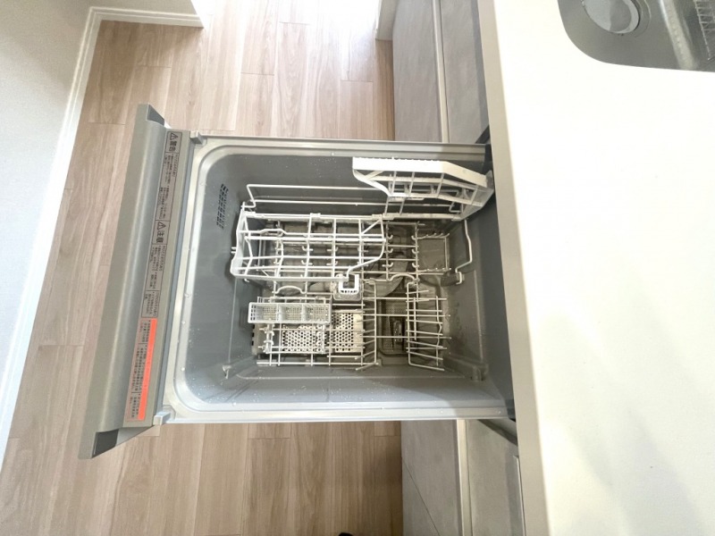【キッチン:食洗機】ビルトイン食器洗浄乾燥機が付いているので、調理スペースも広く取れて節水効果もあり、家事の負担軽減も期待できます。