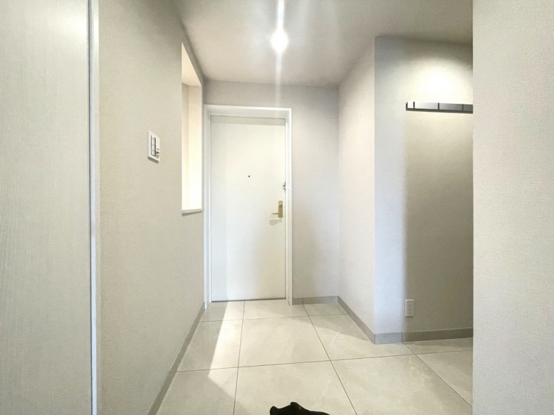 【玄関】住戸の顔となる玄関は広くとられており、ホワイトベースで明るく落ち着きのある雰囲気の内装で、玄関横には大容量のシューズインクローゼットを備えています。
