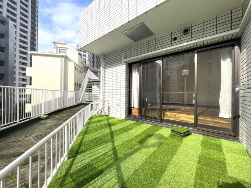 【テラス】南西向きのテラスです。テーブルやチェアを置いてカフェタイムなど、リフレッシュや寛ぎのスペースとしてもゆったりお過ごし頂けるテラスです。