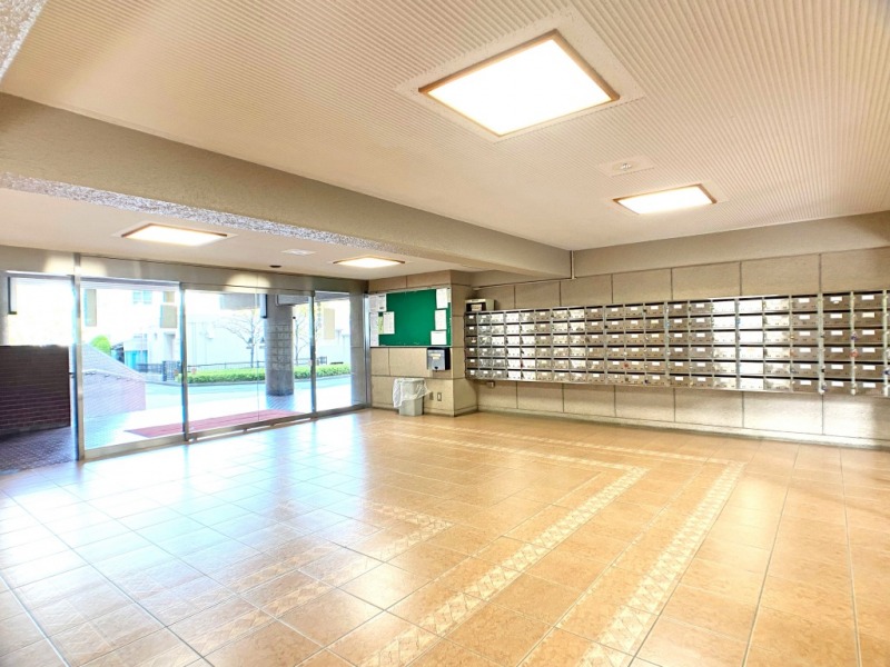 【エントランス】広々としたエントランスです。管理員が日勤管理しています。清掃も行き届き、管理体制の良さも窺えます。