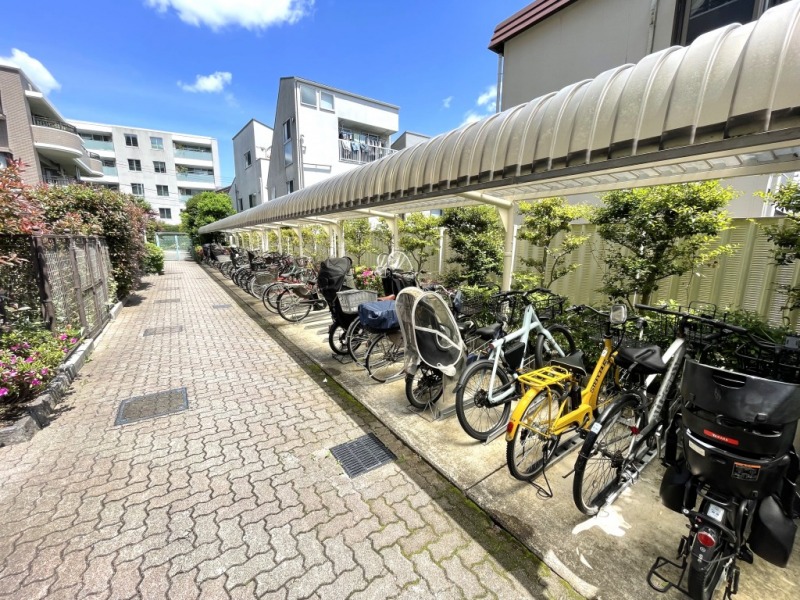 【駐輪場】敷地内にあるラック式の屋根付き駐輪場は、天候による汚れや日焼けによる劣化などから自転車を守ります。