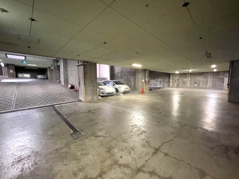 【駐車場】敷地内にある地下駐車場はセキュリティーにも配慮され、雨の日も濡れずに乗り降りでき、天候による汚れや日焼けなどから大切なお車を守ります。