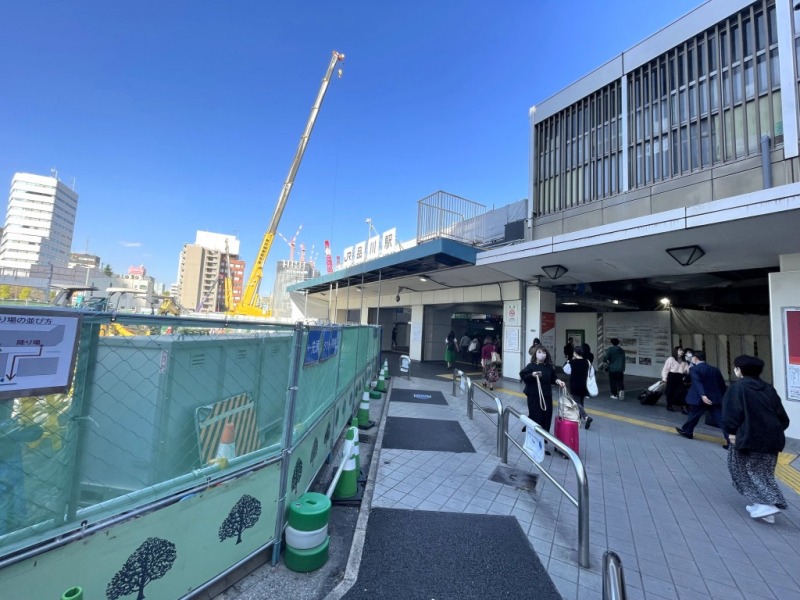 【品川駅:徒歩20分】「品川」駅は、JR山手線・京浜東北線、横須賀線、東海道線、成田エクスプレス、京急線が乗り入れ、複数路線が利用できます。「品川」駅は、「東京」駅へは約7分、「渋谷」駅へは約13分、「新宿」駅へは約20分とターミナル駅へのアクセスも抜群で、新幹線も利用でき、「羽田空港」や「成田空港」へ移動するのも1本で行けるので、旅行や出張にも便利な立地です。「品川」駅周辺は、オフィス街で飲食店が多く、駅直結にスーパーマーケットの「紀伊国屋」や東口の「アトレ」、西口の「wing」などの商業施設があり、飲食店やアパレル、雑貨、食料品、ドラッグストア、スーパーマーケットの「クイーンズ伊勢丹」等もあります。駅前にある「品川プリンスホテル」は宿泊、食事だけでなく、ボーリング場やカラオケ、映画館、水族館などのアミューズメント施設も入っており、多目的に愉しめます。駅を少し離れると閑静な住宅街も広がり、緑も豊かで都会に居ながら、ゆったりとしたひとときも持てる街です。