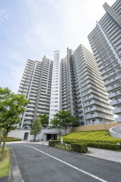 【外観】緑豊かな多摩川沿いに聳える、ホワイトベースにブラウン系の配色でグリーンに映える外観です。2003年6月築、大林組施工、東京建物・野村不動産旧分譲の地上25階建、総戸数234戸の4棟からなるタワーレジデンスです。