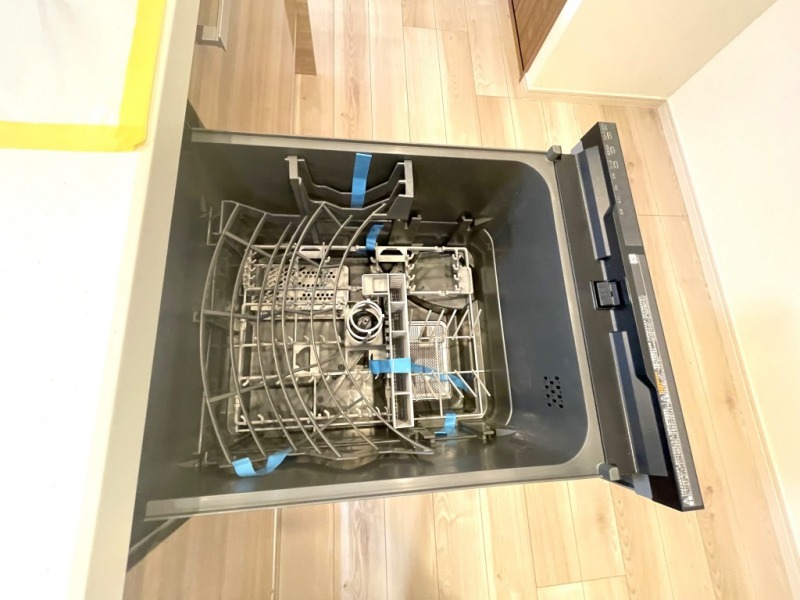 【キッチン：食洗機】クリナップのビルトインプルオープン食器洗い乾燥機が設置されています。上段のカゴが円弧状で効率良く洗浄する「サークルラック」や加熱洗浄方式の伸びるノズル噴射で隅々まで洗う「タワーウォッシャー」、水滴や水槽の臭いを軽減する「からっとキープ」、乾燥時に正面から排出される蒸気の温度を低減して排出する「ソフト排気」、万一の水のトラブルにも安心な「二重止水構造」になっています。