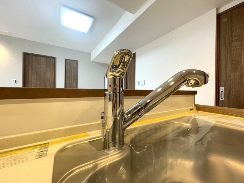 【キッチン：水栓】タカギ製の蛇口一体型浄水器を採用しています。クリック感あるレバーハンドルで、3段階、お湯・湯水混合切り替えやプッシュボタンを押すだけで、原水・浄水の切り替え、レバーをスライドさせるとそれぞれストレート・シャワーの2つの水形の切り替えができます。デザインだけでなく洗い物もしやすく、蛇口部分がホースのように伸ばせるのでシンクも洗いやすい構造です。