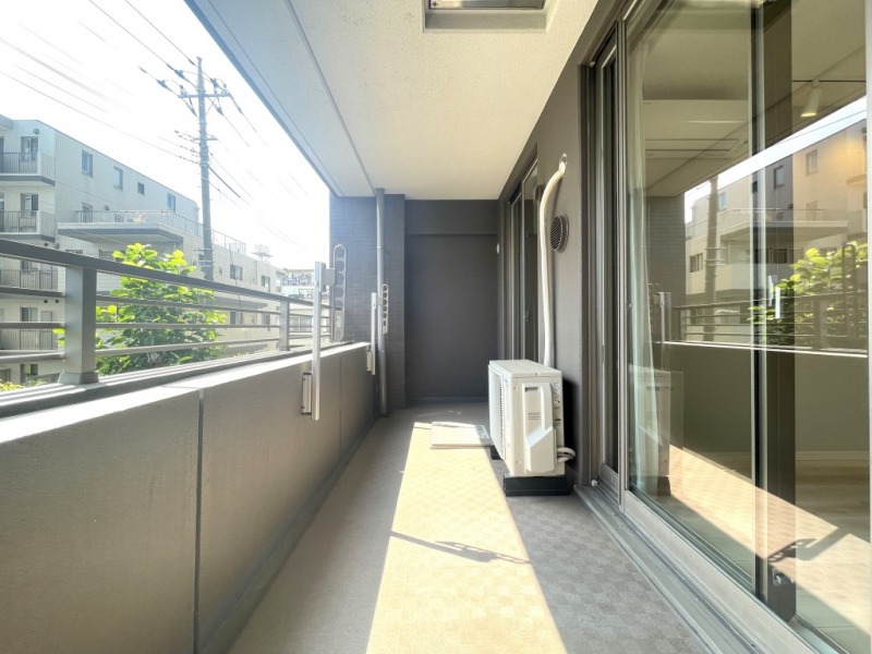 【バルコニー】南西向きのバルコニーは、多くの採光を居室に取り込みます。洗濯物の乾きも早そうです。物干し金物が設置されています。