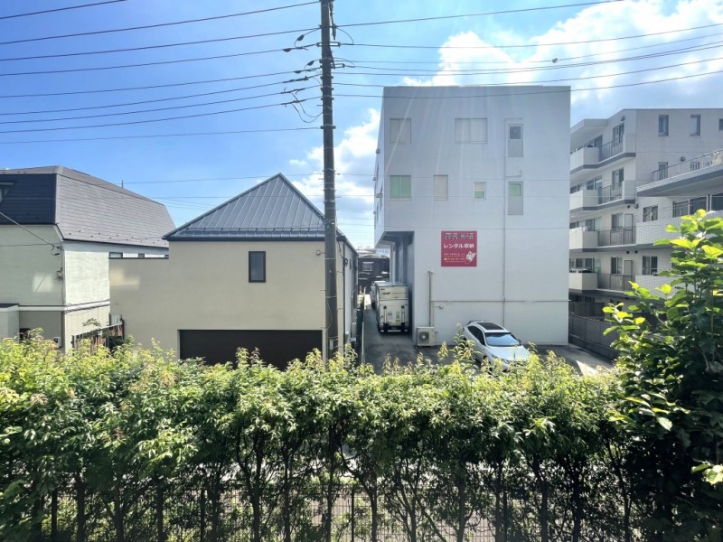 【バルコニーからの眺望】眼下は、敷地内の植栽が並び、生活道路が通り、前面の建物まで距離が保たれ、低層の建物が多いので圧迫感もなく、広い空も仰げます。