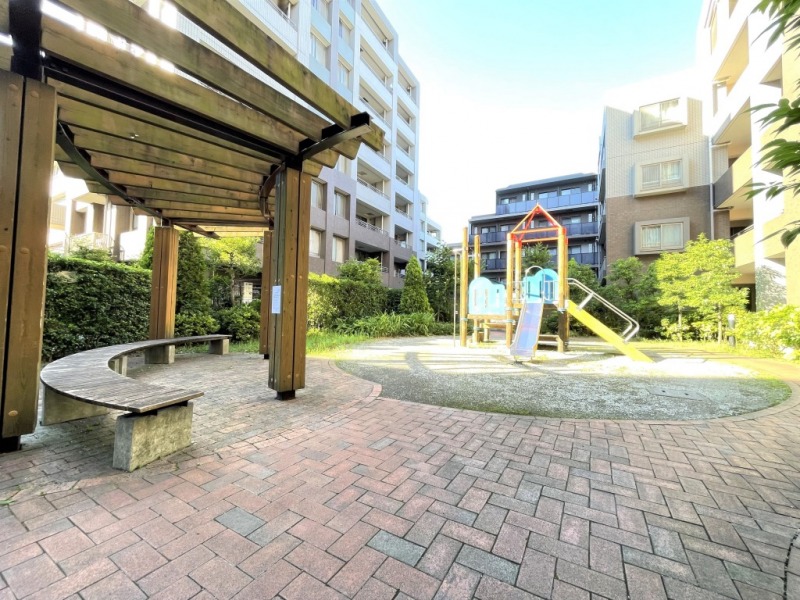 【公園】敷地内の公園には、遊具やベンチがあり、お子様を見守りながら、遊ばせることができます。