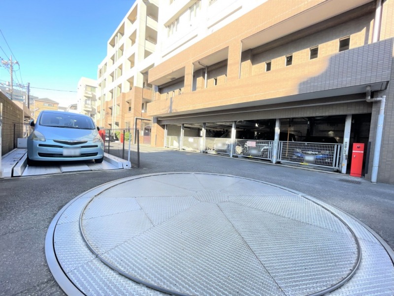 【駐車場】ターンテーブルで向きを変え、入出庫する敷地内の機械式駐車場です。