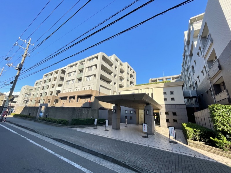 【外観】閑静な住宅街に位置する、ベージュとブラウンのツートンのタイル張りの外装で、アウトフレーム構造で高級感も併せ持った上質なデザインが特徴です。2001年5月築、川田工業施工、モリモト旧分譲の地上8階建、総戸数127戸のビックコミュニティです。