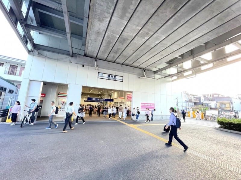 【雑色駅：徒歩8分】「雑色」駅を利用すると、ターミナル駅の「品川」駅へは約9分、「東京」駅へ約19分、「渋谷」駅へは約22分で、都心へのアクセスも良好で、「川崎」駅や「横浜」駅の神奈川方面も15分以内で移動することができ、利便性も高い駅です。「雑色」駅周辺には東西に延びた「雑色商店街」は活気があり、食料品はもちろんのこと、銀行やクリニック、飲食店など生活に寄り添った多彩なお店が軒を連ね、駅前にはスーパーやドラックストアもあり、お買い物にも困りません。また人情味溢れた街並みも特徴です。