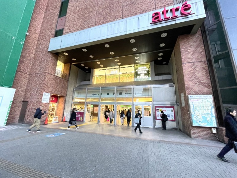 【亀戸駅:徒歩3分】ターミナル駅「東京」駅へは約17分、「新宿」駅へは乗り換えなしで約30分で移動でき、都心へのアクセスも良好です。「亀戸」駅周辺は、大型商業施設の「カメイドクロック」、「アトレ亀戸」や商店街が4つもあり、歴史あるお祭りなども行われ昭和風情残る下町の雰囲気と再開発されている部分のニューカルチャーが融合した街です。またスーパーの「成城石井」、「マックスバリュエクスプレス」、「ドン・キホーテ」や24時間営業の「肉のハナマサ」があり、お買い物が便利で飲食店街も多くグルメも愉しめます。賑いのある駅前から少し歩いた場所の「亀戸緑道公園」は春になると桜並木と化し、そんな心安らぐスポットもあります。