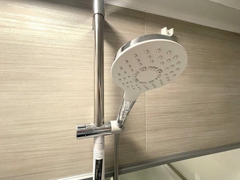 【浴室:シャワー】TOTOコンフォートウエーブの大判シャワーヘッドを備えています。適度な刺激感のある浴び心地で節水も両立した機能を持ったシャワーです。