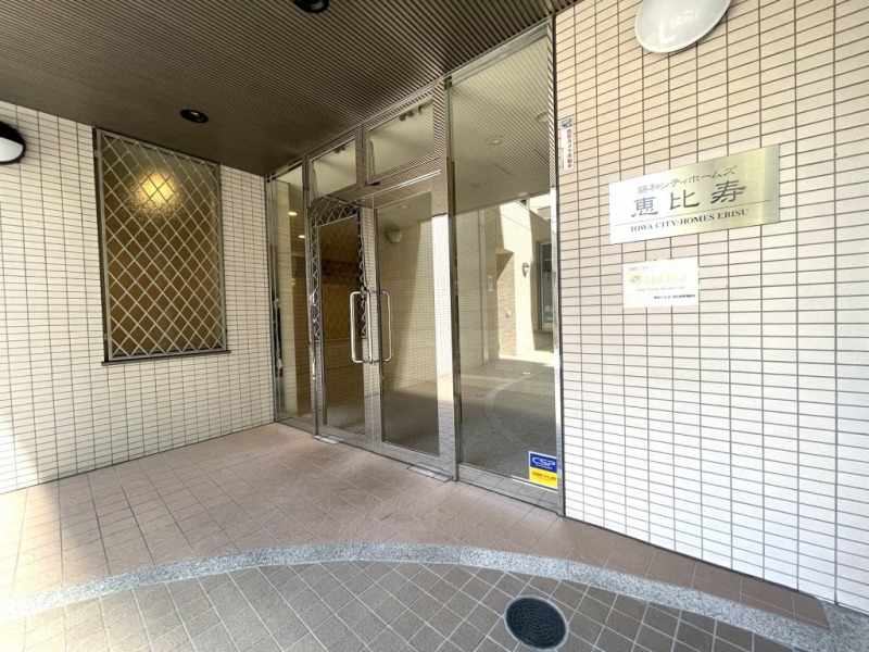 【エントランス】エントランスは、新橋グルメ通り沿いより少々奥まったところに位置し、プライバシーも守られます。