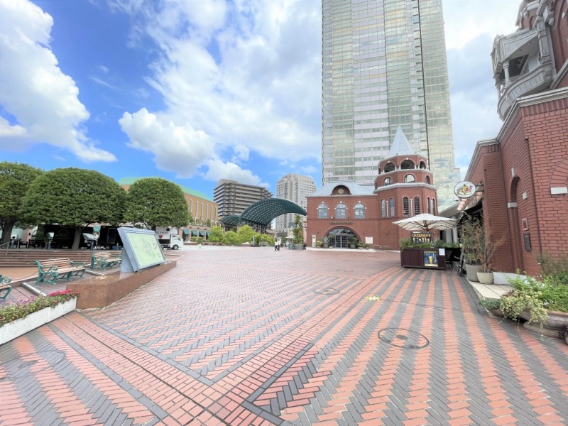 【恵比寿ガーデンプレイス:徒歩11分】「ヱビスビール」の醸造場の跡地に、複合都市のパイオニアとして30年前に誕生した恵比寿のランドマークです。レストランやジャズなどの生演奏や映画、アートに触れられるEnrich your lifeな場所です。