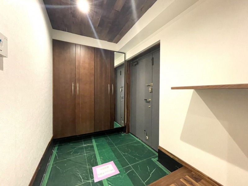 【玄関】玄関は広めにとられており、天井もフローリングも天然無垢材を使用し、玄関フロアはブラックの石調タイルで上品な空間となっています。高さのあるシューズクローゼットが設置されており、たっぷりのシューズが収納できます。フロートタイプなので、お掃除もしやすくフロアも広く見せます。カウンターも備えており、お好みの物を置いて玄関の空間演出が愉しめます。