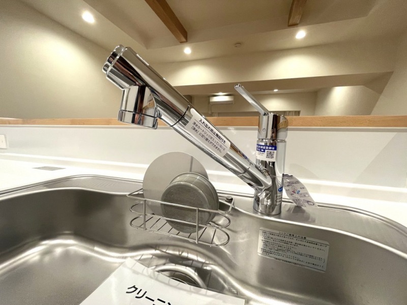 【キッチン：水栓】タカギ製の人気の蛇口一体型浄水器水栓です。プッシュボタンを押すだけで、整水、シャワー、浄水の3通りの水の切り替えが簡単にできます。デザインだけでなく洗い物もしやすく、ハンドシャワー機能もあり、蛇口部分がホースのように伸ばせるのでシンクも洗いやすい構造です。