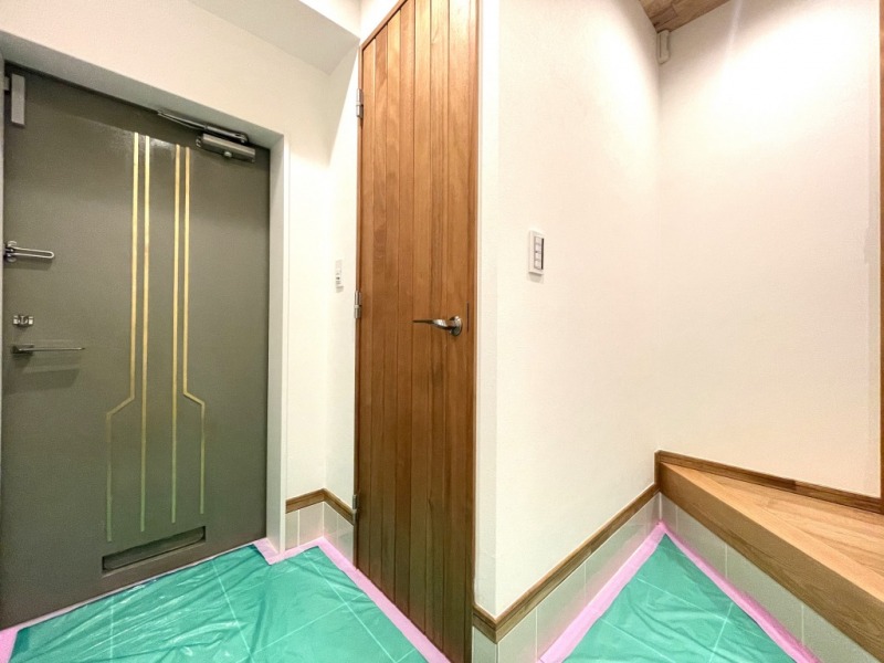 【玄関】住戸の顔となる玄関は広くとられており、落ち着きのある上質な雰囲気で、玄関横には大容量のシューズインクローゼットを備えています。