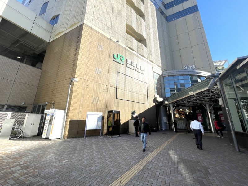 【恵比寿駅:徒歩7分】「恵比寿」駅を利用すると、乗り換えなしで「渋谷」へは約2分、「新宿」駅へは約8分、「品川」駅へは約10分、「池袋」駅へは約15分で移動でき、都心ターミナル駅へのアクセスが抜群です。「恵比寿」駅周辺には、オフィスビルやショッピング街、レストランから美術館、シネマ、ホテルなど様々な施設が入る商業施設の「恵比寿ガーデンプレイス」や「恵比寿駅前通り商店街」、「恵比寿銀座」などの商店街もあり、ショッピングやお食事が愉しめる街です。駅直結の「紀伊国屋アントレ」、西口からほど近い「ピーコック」や「アトレ恵比寿」内には、「ザ・ガーデン自由が丘」、「成城石井」などのスーパーがあり、日常のお買い物にも困りません。 鉄道も多数路線利用できるので、どこに行くにも便利で渋谷、代官山、中目黒、六本木、銀座など人気エリアも近い好立地です。