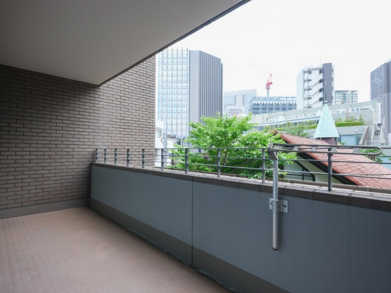 【バルコニー】南西向きのバルコニーは多くの採光をリビングに取り込みます。洗濯物の乾きも早そうです。物干し金物が設置されています。心地よい風を感じるリフレッシュスペースです。