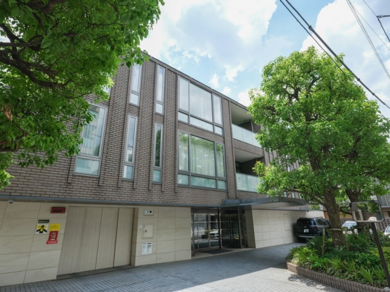 【外観】閑静な住宅街に位置し、ブラウン系のタイル張りの重厚でスタイリッシュな外観です。2005年3月築、竹中工務店施工の地下4階地上3階建、総戸数37戸の低層レジデンスです。