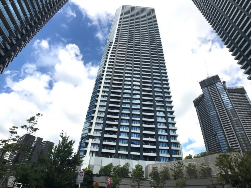 【外観】THE TOKYO TOWERSは、水鳥が羽ばたくようなラインの入ったデザイン性の高いスタイリッシュな外観です。2008年1月築、前田・大成建設共同企業体施工、地下2階地上58階建てのMID TOWERとSEA TOWERの二棟からなる総戸数1981戸(MID棟:648戸)の制震構造の超高層大規模タワーレジデンスです。24時間営業のマルエツ、各クリニック、保育所まで完備され、多彩な生活施設が充実しています。