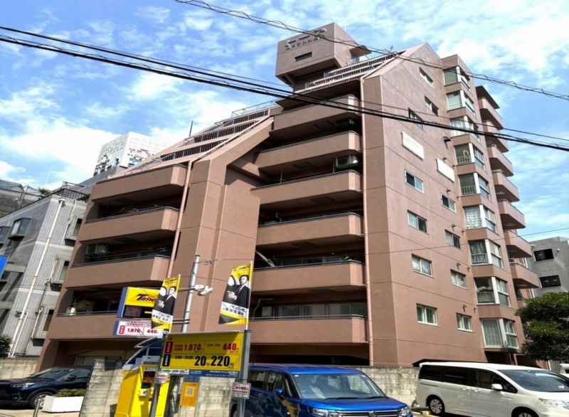 【外観】「亀戸」駅より徒歩3分の駅近好立地に建つ、レンガ調タイル張りの重厚感のある外観です。1981年4月築、南海建設施工の地上10階建、総戸数23戸のヴィンテージマンションです。マンション東側は、コインパーキングとなっているので、駅近ながら採光も良く得られます。