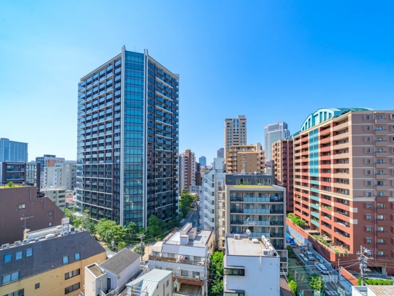 【住戸からの眺望】眼下は低層の建物が多く、奥の高層の建物までの距離もあり、圧迫感がなく開放感があります。大空も仰げるアーバンビューです。