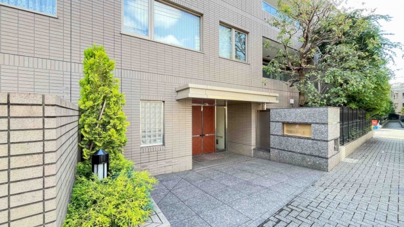 【エントランス】御殿山通り沿いより少し奥まった位置にエントランスがあります。