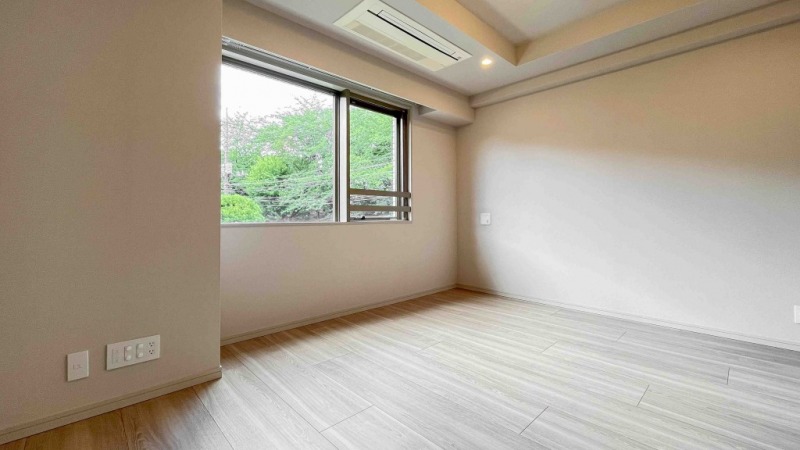 【洋室1：約8.8帖】南向きで明るく、床暖房が敷設され、両隣が居室の為、保温性も高く、過ごしやすい洋室です。ウォークインクローゼットが備えてあり、大型ベッドまたは、シングルベッドが2台置ける広さで、主寝室におすすめです。