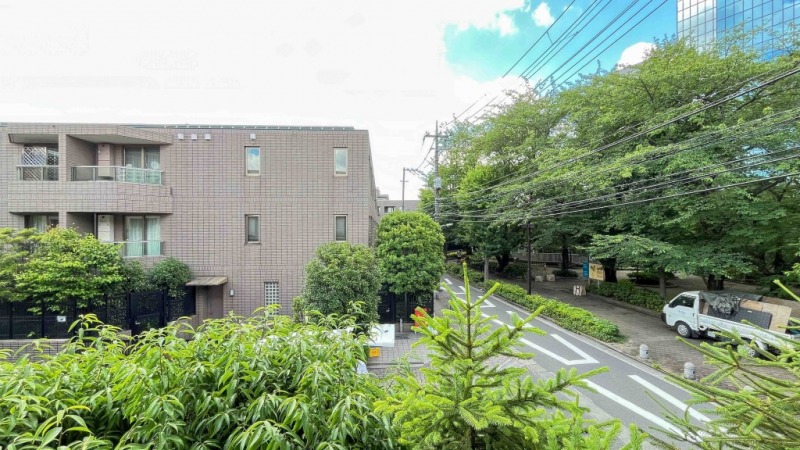 【バルコニーからの眺望】マンション沿いは、御殿山通りで、前面の建物までも距離があり、敷地内のグリーンと斜め前の公園のグリーンも相まって、開放感のある空も映える眺望です。